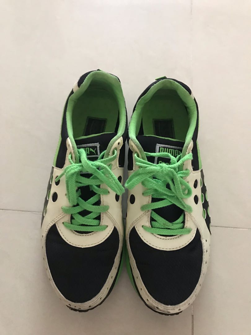 puma green sports shoes
