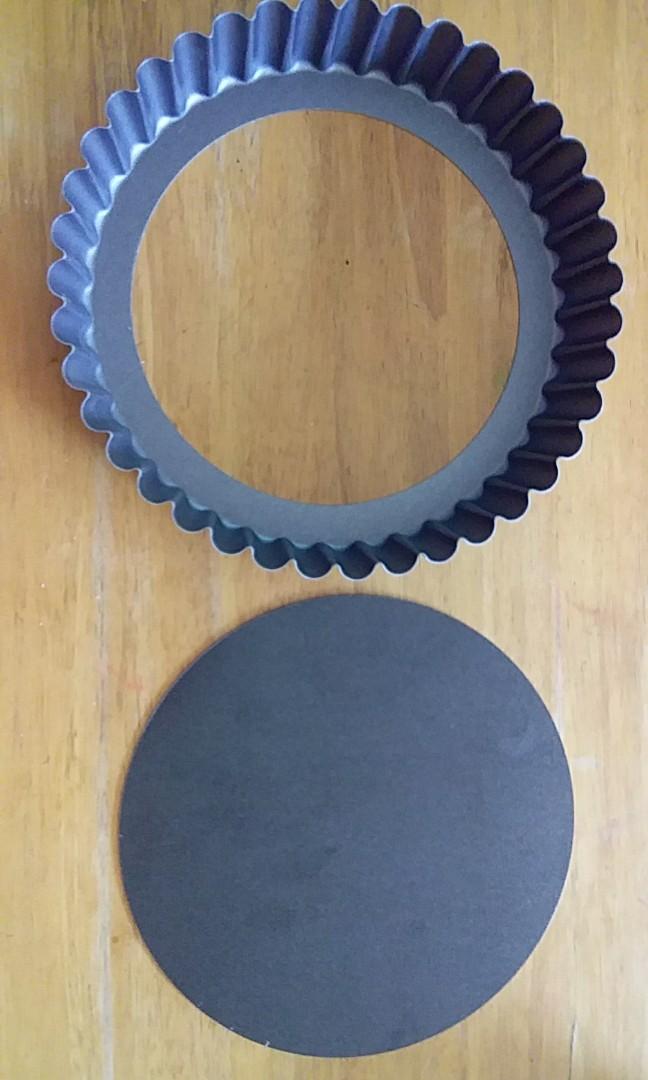 Cake or Pie Pan Round (Category: Bakeware) located in Manila. Submitted by PickClickShip (Listing ID 221781340, Image 2). Description: Cake or Pie Round Pan fluted A quality round baking pan good for pies and cake. - non-stick body - loose base - thick metal material - dimension: buttom : 9" / top 9.5" / H 1.8" - heavy duty - Australian made.