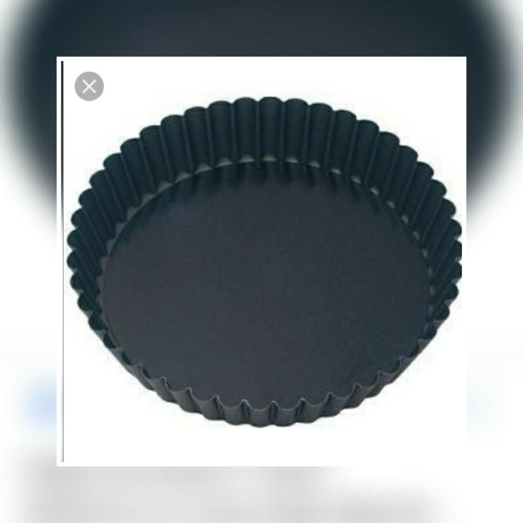 Cake or Pie Pan Round (Category: Bakeware) located in Manila. Submitted by PickClickShip (Listing ID 221781340, Image 1). Description: Cake or Pie Round Pan fluted A quality round baking pan good for pies and cake. - non-stick body - loose base - thick metal material - dimension: buttom : 9" / top 9.5" / H 1.8" - heavy duty - Australian made.