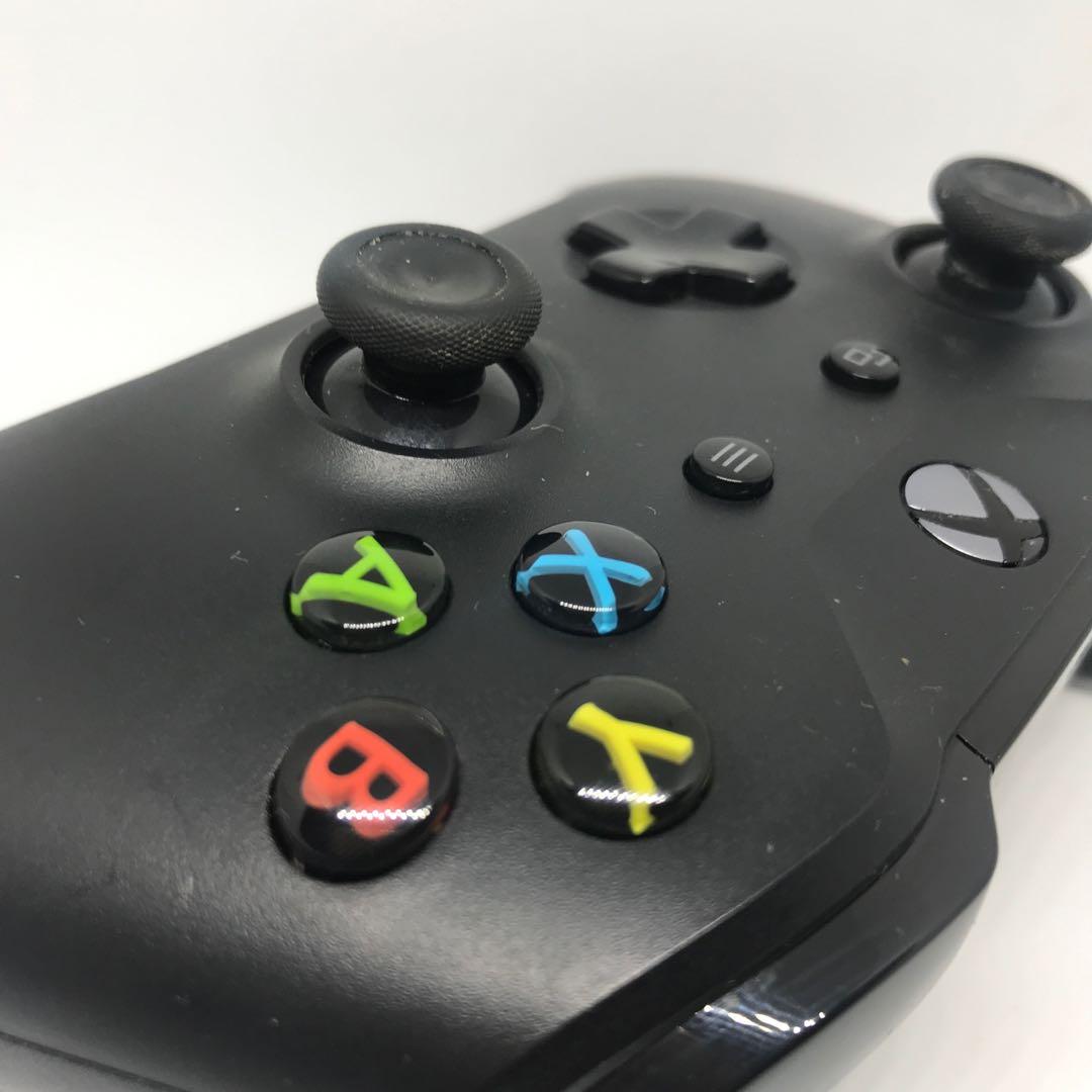 Xbox one wireless bluetooth controller (Category: Xbox) located in Kuala Lumpur. Submitted by kommeng (Listing ID 221817612, Image 1). Description: Bluetooth one, not the one u can only use with cable-that sucks! Fullbox set like new Use to play with my grandma, now she’s a retired veteran with pencen Quiting pc games, play with kids now.