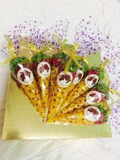 Indian Sweets Door Gift Food Drinks Carousell Singapore Be it your mehndi ceremony or sangeet, wedding favor ideas come in handy when you don't know what wedding return gifts you can give your guests. indian sweets door gift food drinks