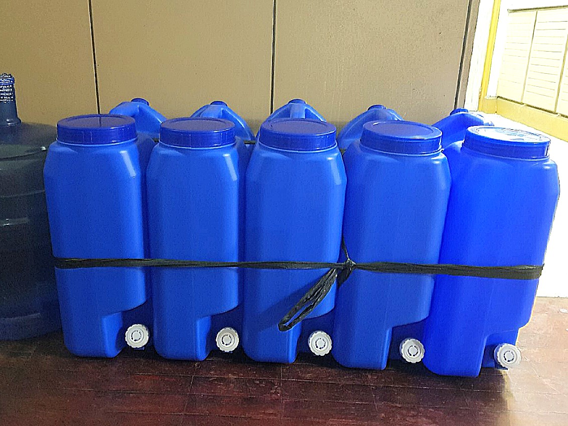 Blue Water Container with Faucet (5 gallons), TV & Home Appliances, Kitchen Appliances, Water