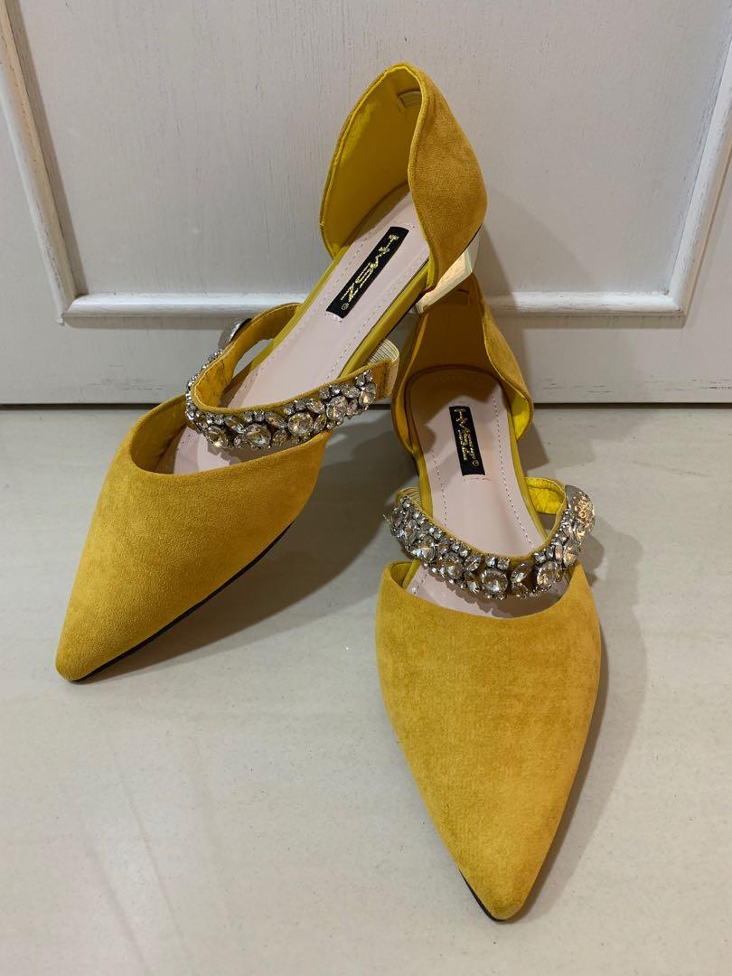 mustard pumps shoes