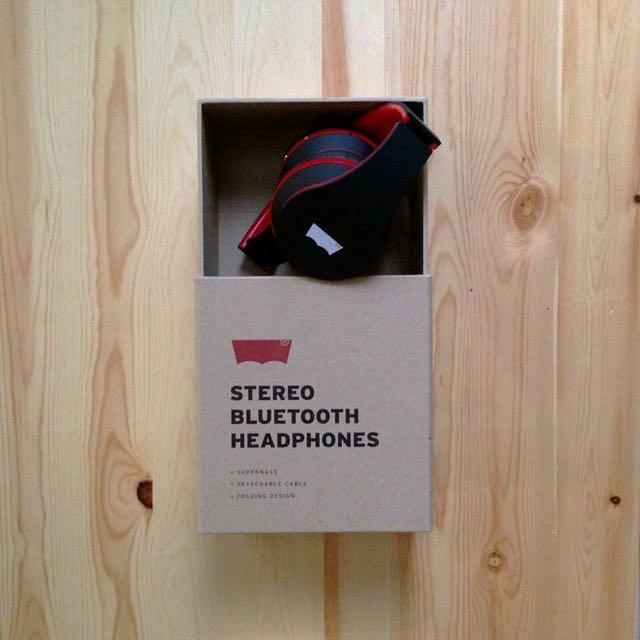 Levi's store bluetooth earphones