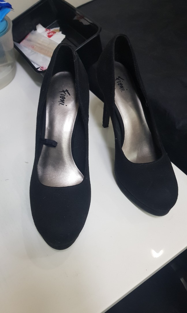 payless black pumps