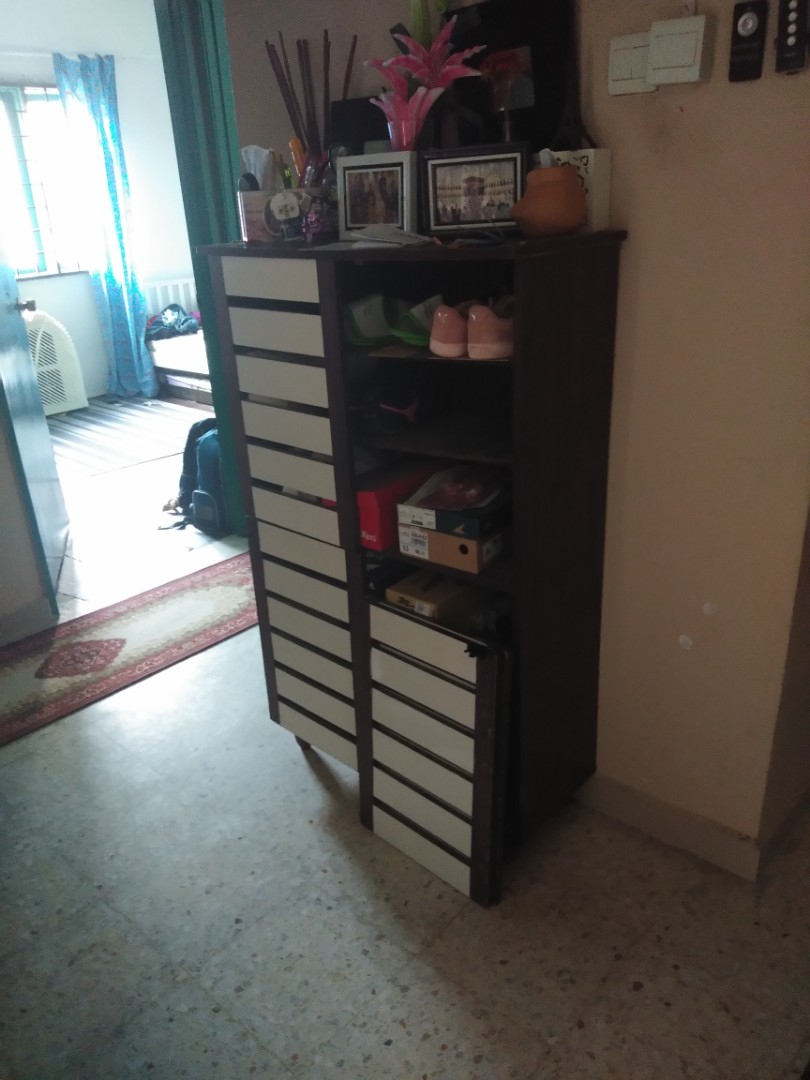 Gambar Rak Kasut Di Tepi Pintu Pagar Rumah Gambar Rak Kasut Di Tepi Pintu Pagar Rumah