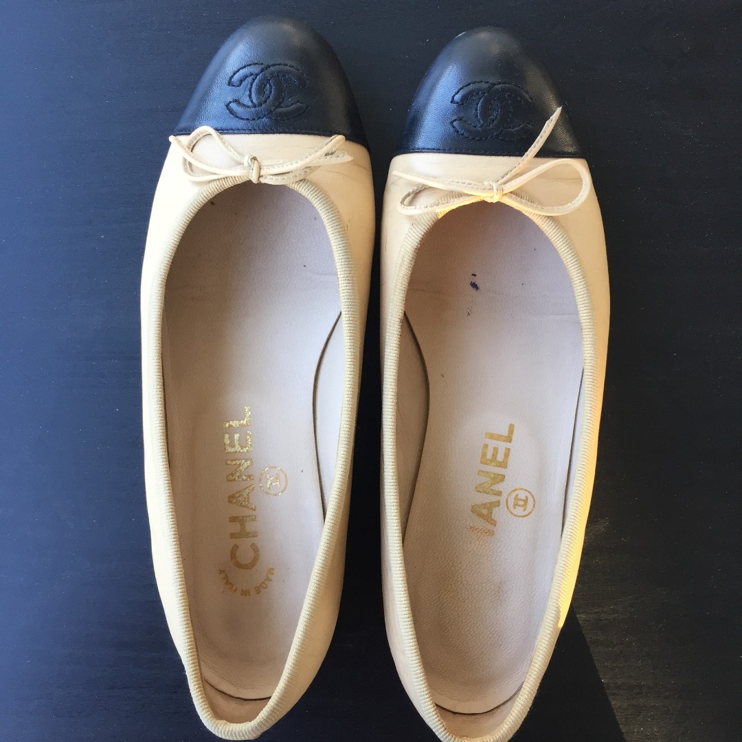 Chanel White Flats, Women's Fashion, Footwear, Flats & Sandals on Carousell