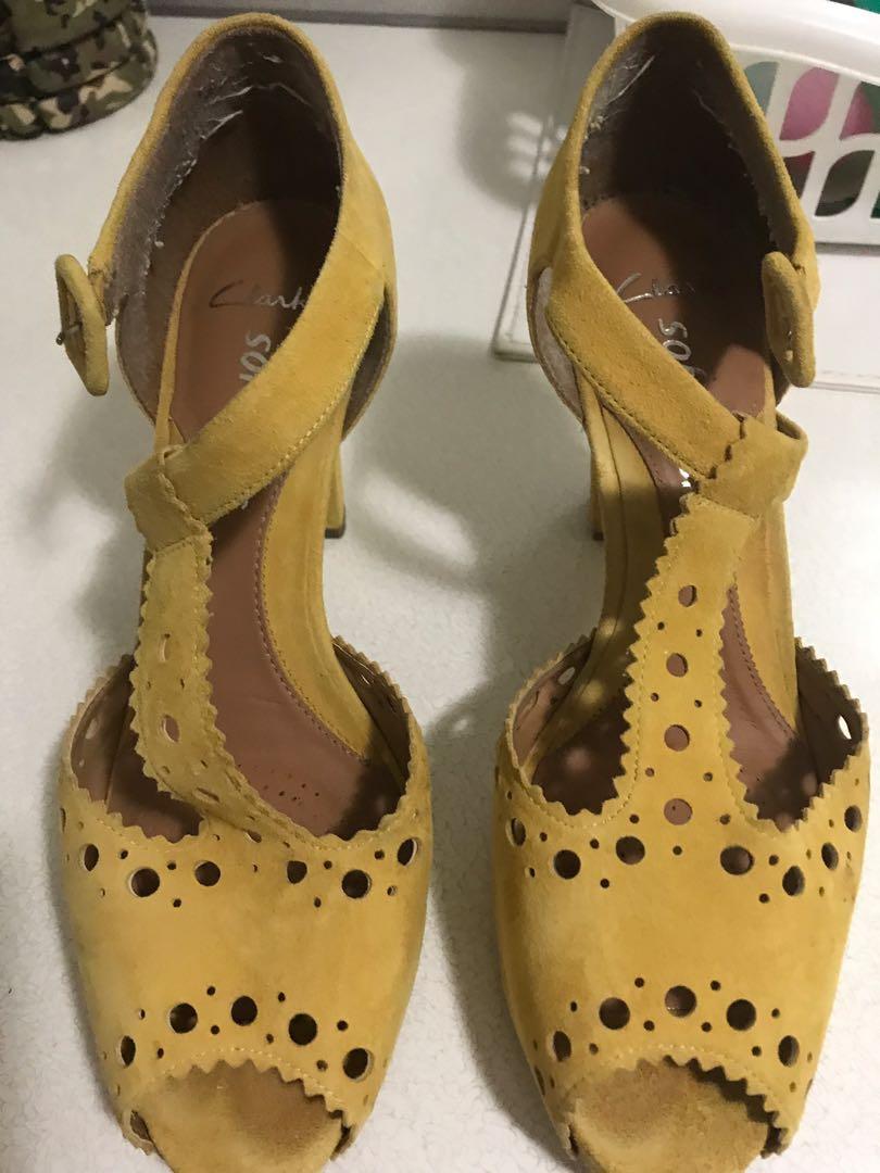 mustard heeled shoes