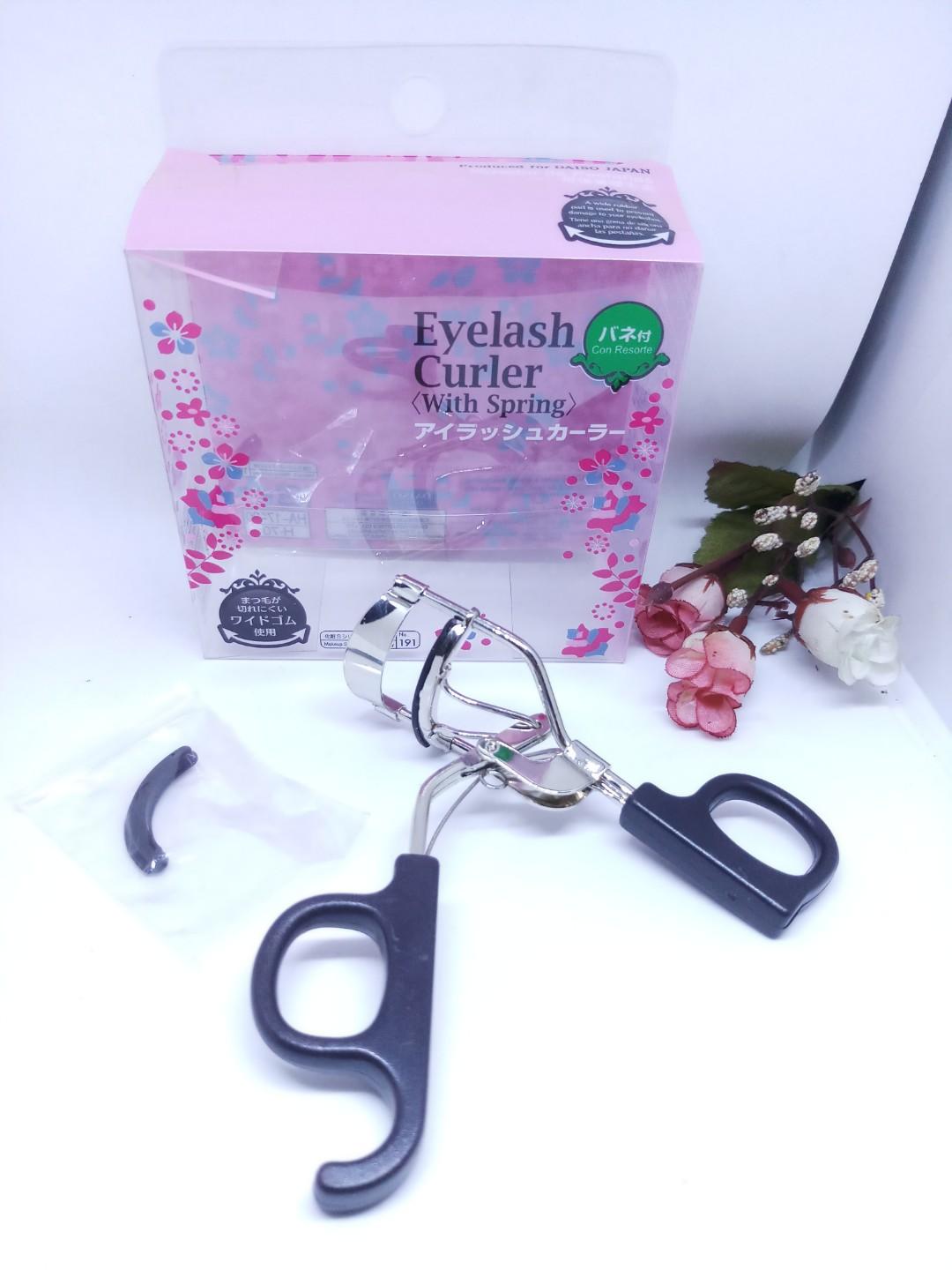 Eyelashes Curler (Category: Makeup) located in Makati City. Submitted by khrizaccessories (Listing ID 222656328, Image 1). Description: Japan quality daiso.