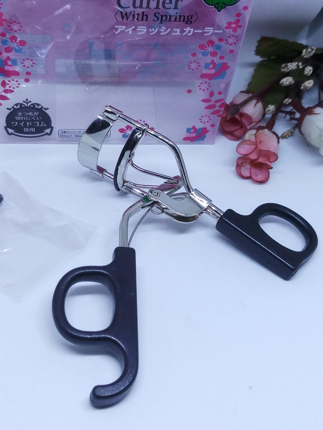 Eyelashes Curler (Category: Makeup) located in Makati City. Submitted by khrizaccessories (Listing ID 222656328, Image 2). Description: Japan quality daiso.