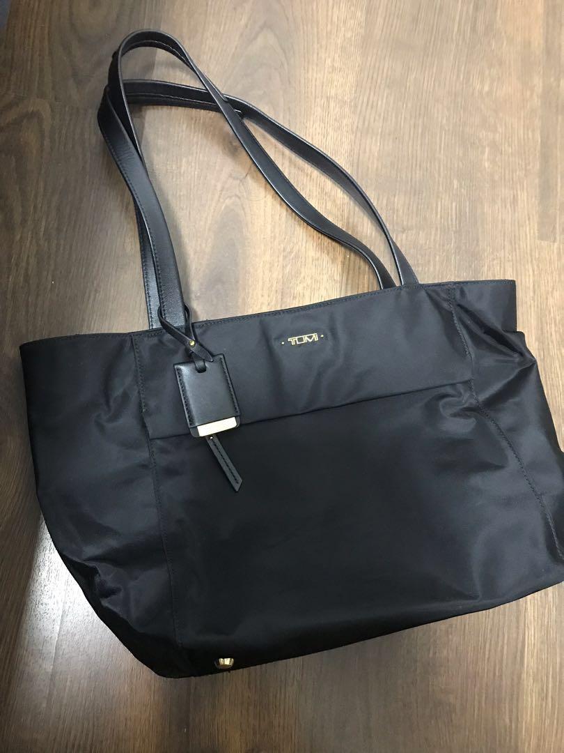 tumi q tote