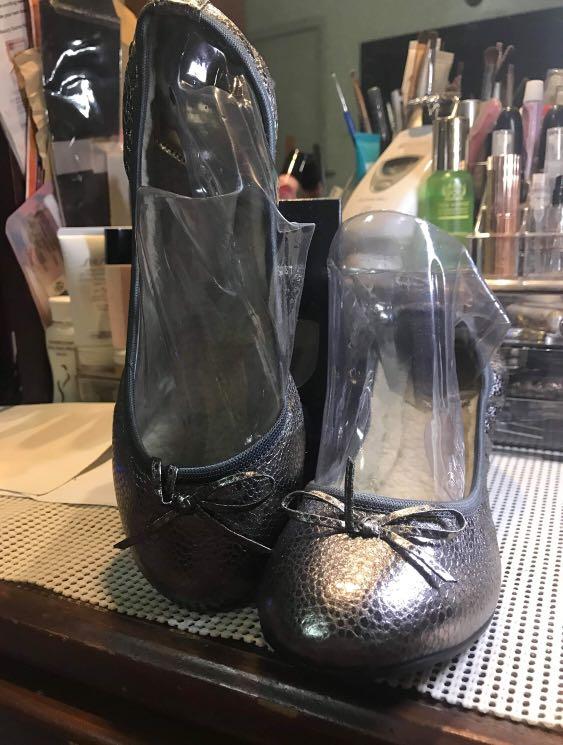 Butterfly Twists Penelope Antique Gold Scale (Category: Slippers and slides) located in Cainta. Submitted by gomancji (Listing ID 222749702, Image 3). Description: Butterfly Twists Penelope Antique Gold Scale Size 8 Brand new in box with pouch Php 1200.