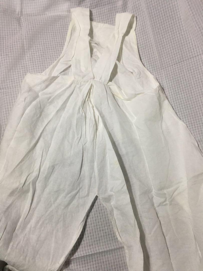 Linen apron top (Category: Blouses) located in Manila. Submitted by arquila (Listing ID 222837244, Image 3). Description: White linen apron top Long trail at the back Can fit XS-M MOP: BDO/BPI or remmittance Meetup/Grab/Lalamove/LBC Shipping Fee c/o the buyer.