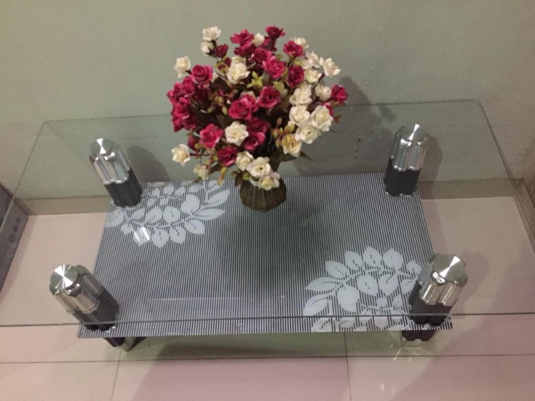 Meja Kaca Ruang Tamu, Perabotan Rumah di Carousell