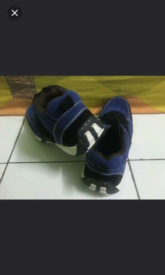 Adidas men shoes. Safety boots with steel toe