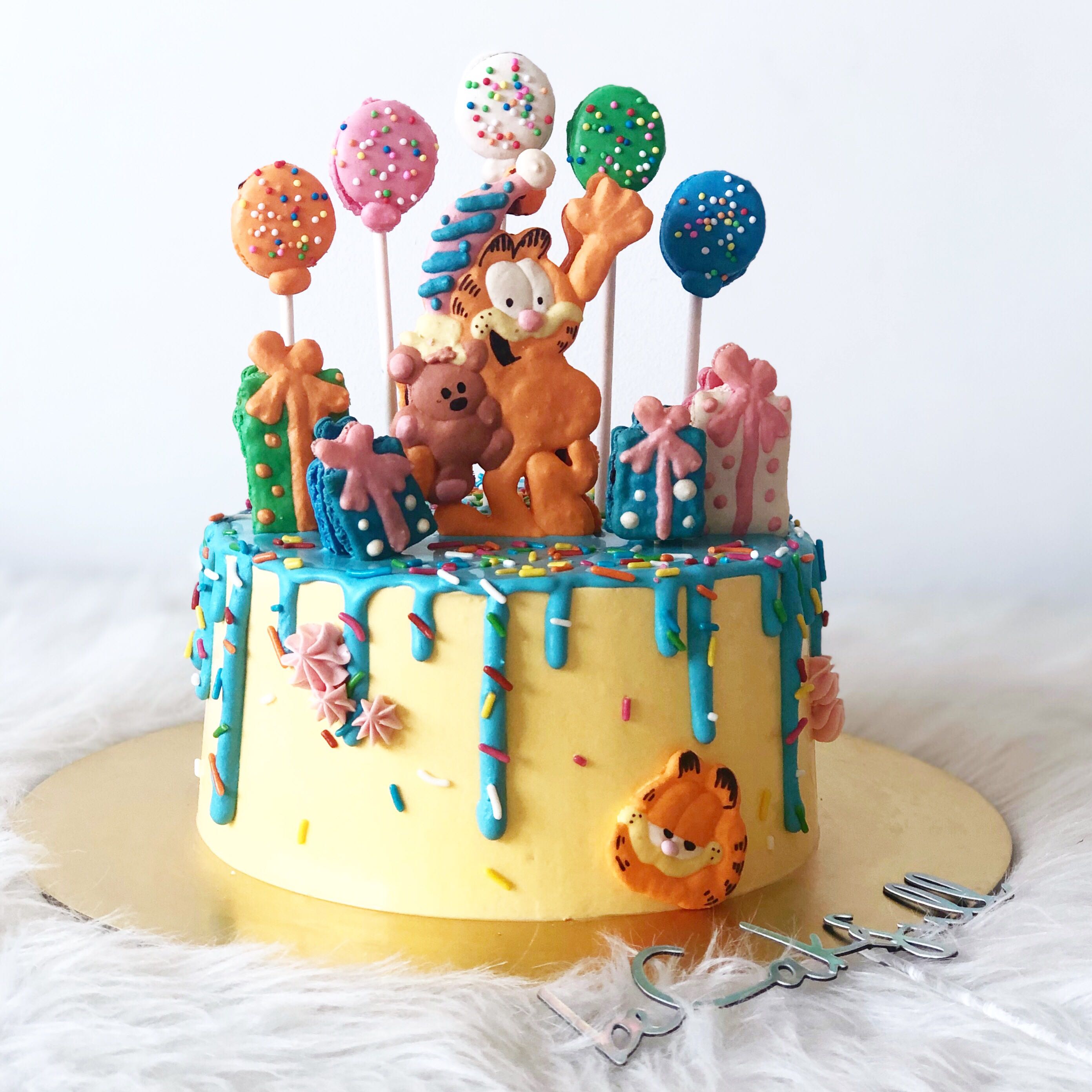 KREA - a birthday cake decorated to look like garfield the cat