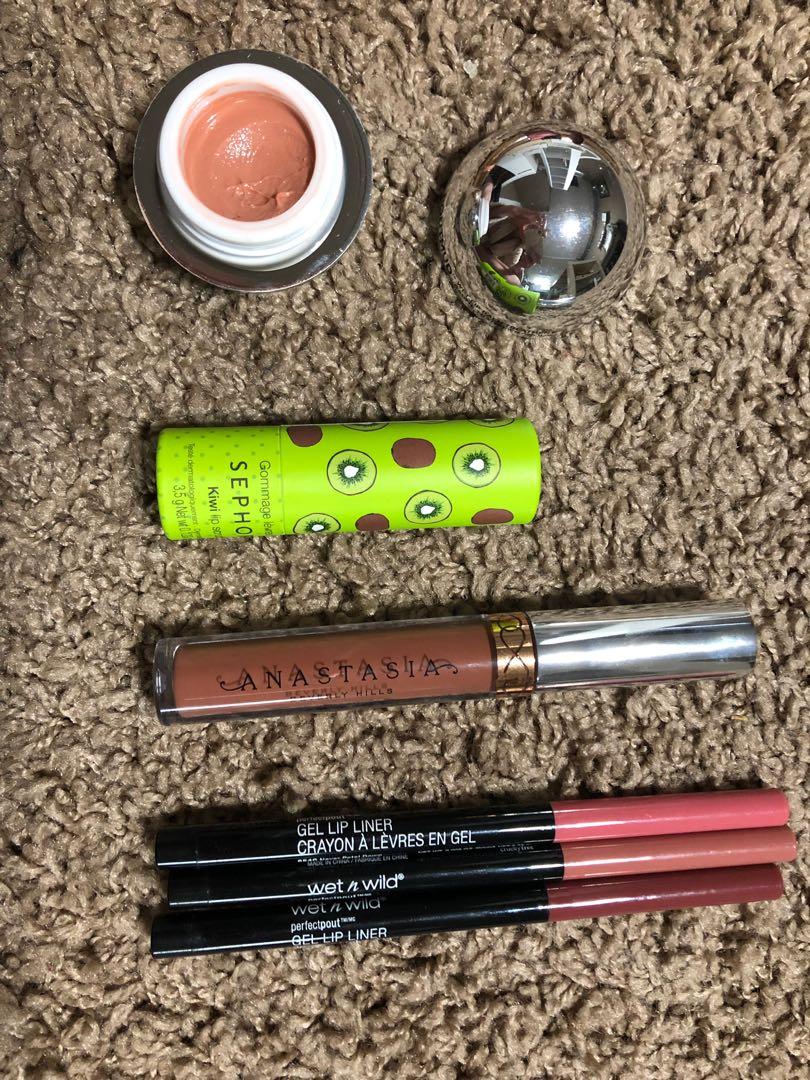 Lip bundle (Category: Makeup) located in Kitchener. Submitted by alyssamarsh (Listing ID 222863167, Image 2). Description: $40 for all or Kardashian Beauty “in the flesh” and “in the nude” - $10 for both Nars “orgasm” mini - $4 Colour Pop “Stone Fox” and “still crazy” -$10 for both Glam Glow Pout Mud “Birthday Suit” - $10 Sephora Lip scrub Kiwi - $5 Anastasia Beverly Hills “Ashton” - $10 Wet n Wild lip liners “Never Petal Down” “Bare to Comment” 