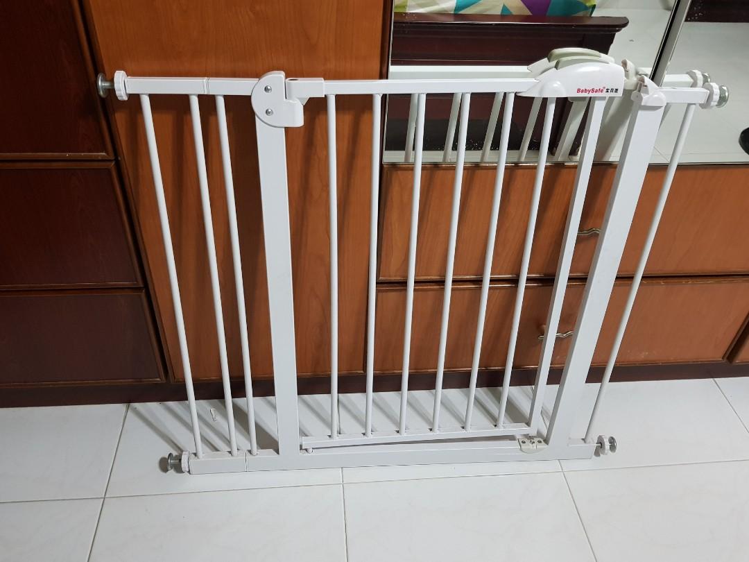Baby safety barrier gate, Babies & Kids, Bathing & Changing, Bathtub