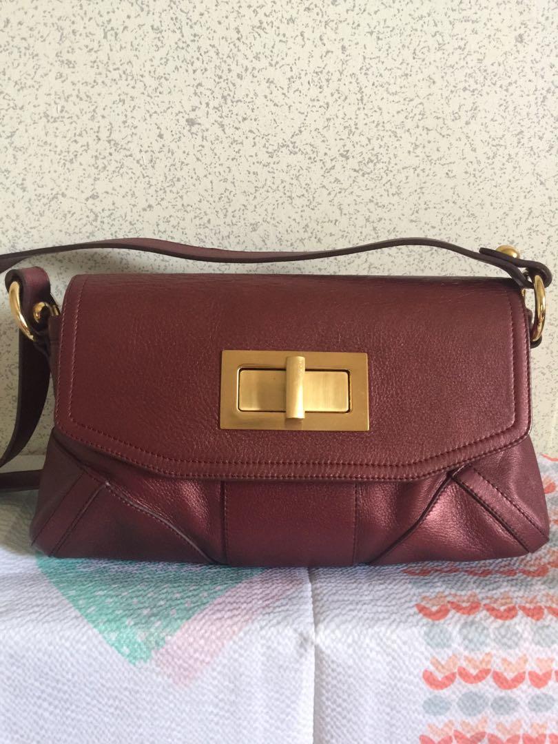 Cumar Italy Shoulder Bag (Category: Luxury Bags & Wallets) located in Valenzuela. Submitted by fancytrends (Listing ID 223190315, Image 1). Description: - Made in Italy - Rare color and unique - Shoulder Bag - Genuine leather - No issue excellent good condition - bought in taiwan NT$9,800.