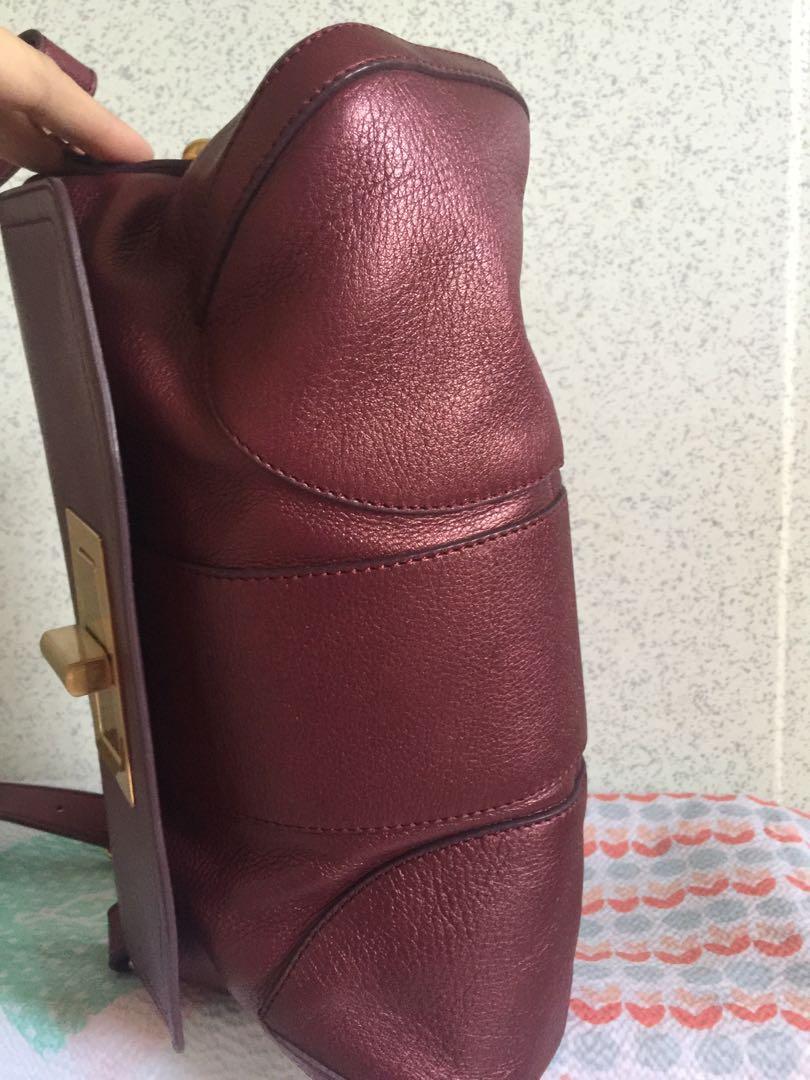 Cumar Italy Shoulder Bag (Category: Luxury Bags & Wallets) located in Valenzuela. Submitted by fancytrends (Listing ID 223190315, Image 2). Description: - Made in Italy - Rare color and unique - Shoulder Bag - Genuine leather - No issue excellent good condition - bought in taiwan NT$9,800.