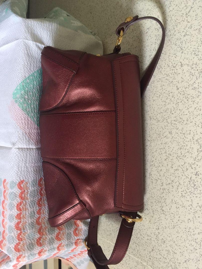 Cumar Italy Shoulder Bag (Category: Luxury Bags & Wallets) located in Valenzuela. Submitted by fancytrends (Listing ID 223190315, Image 3). Description: - Made in Italy - Rare color and unique - Shoulder Bag - Genuine leather - No issue excellent good condition - bought in taiwan NT$9,800.