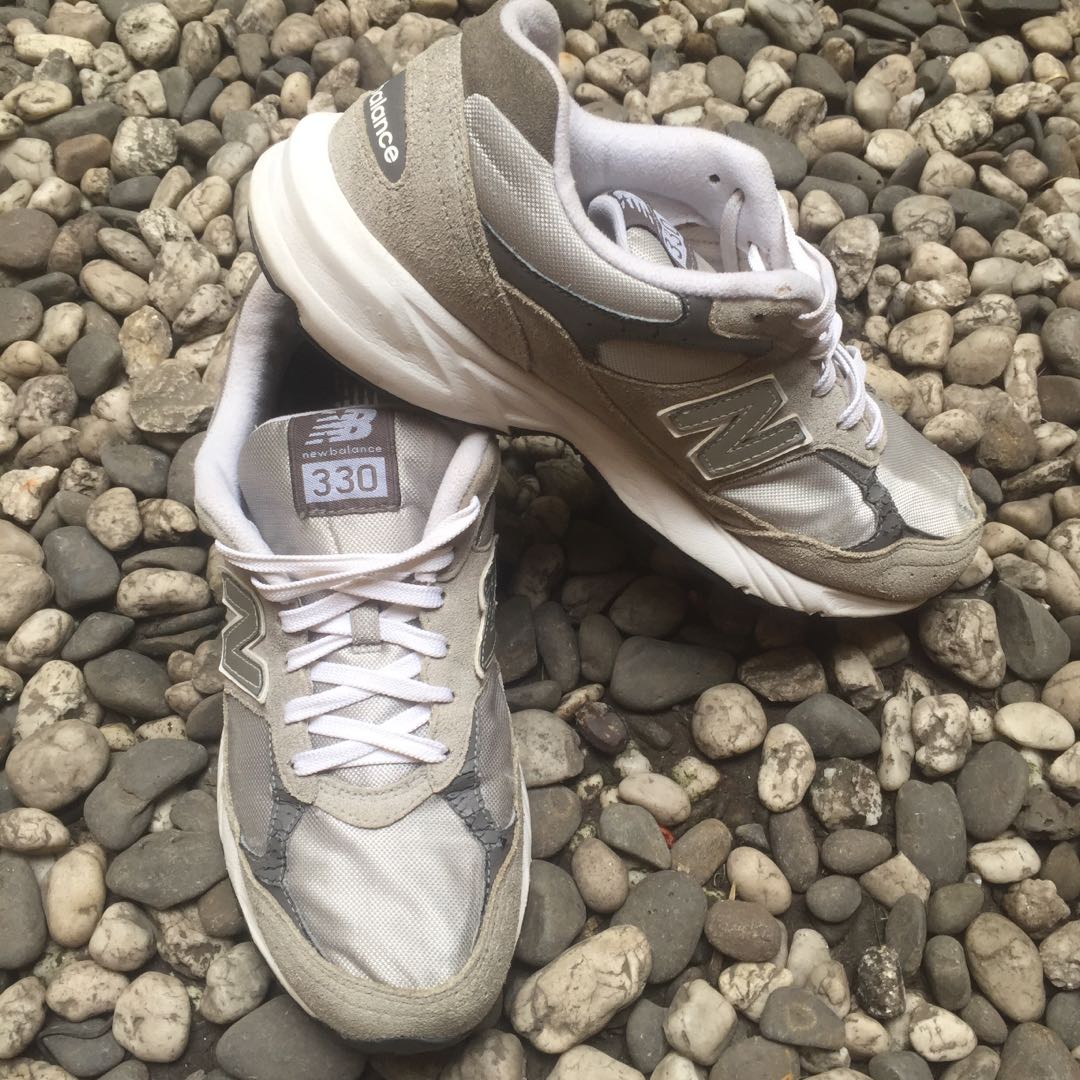 New Balance 330, Fesyen Pria, Sepatu , Sneakers di Carousell