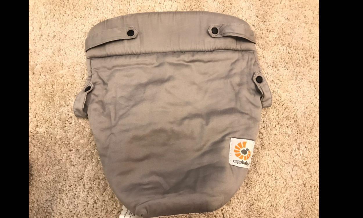 Ergobaby insert 95% new with box （分類：外出用品 - 背帶）位於 Hong Kong。 由 coco.clothes 提交（商品編號 218869708，圖片 3）。簡介： 95% new with box 100% real Ergobaby infant insert Light grey colour。