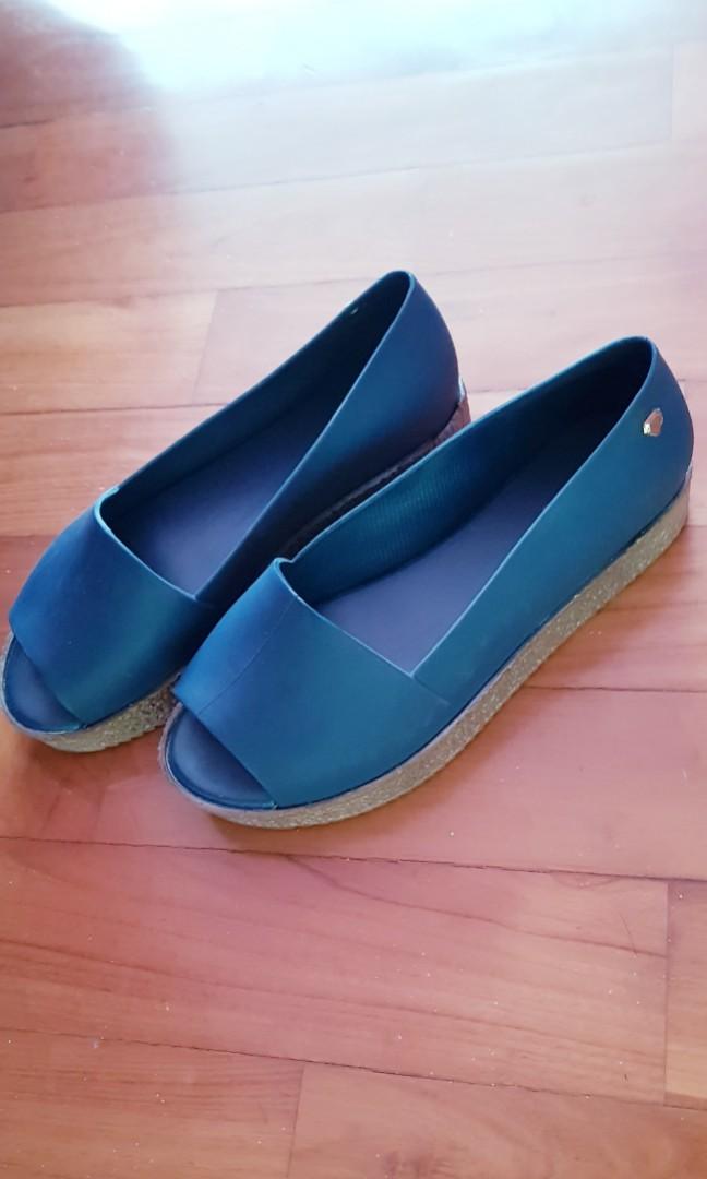 navy blue iberyl jelly shoes Everything Else on Carousell