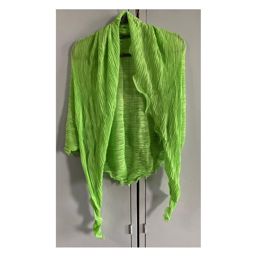 Issey Miyake Pleats Please style material shawl with sleeves - green ...