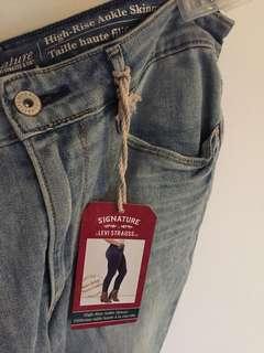 Levi’s signature jeans new!