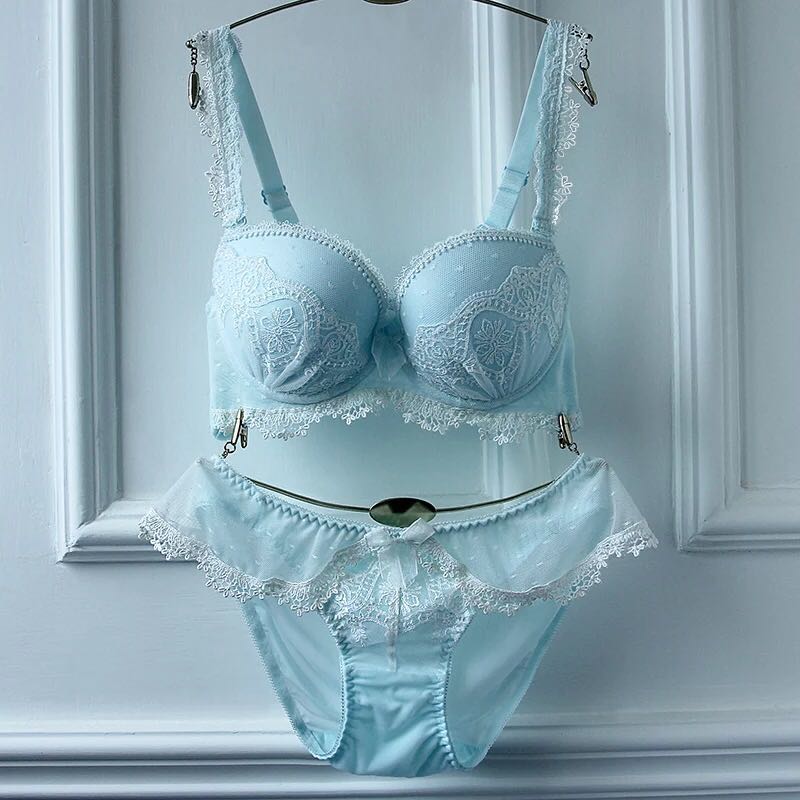 A33. Bra 34F, Women's Fashion, New Undergarments & Loungewear on Carousell