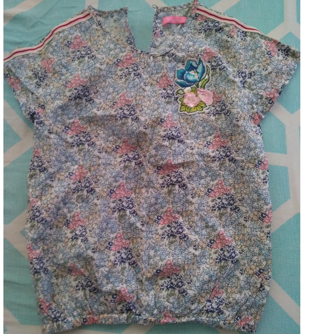floral print sleevless top with flower patch (Category: Blouses) located in Las Pinas. Submitted by faedizon (Listing ID 223443956, Image 1). Description: -hardly used -elastic hem -fits girls/teens/very petite ladies RFS: "They no longer spark joy." Please manage your expectations. Most of my items are pre-loved. Not all items are in pristine condition. They may be used but never abused. Color may vary due to lighting. Please be guided by the na