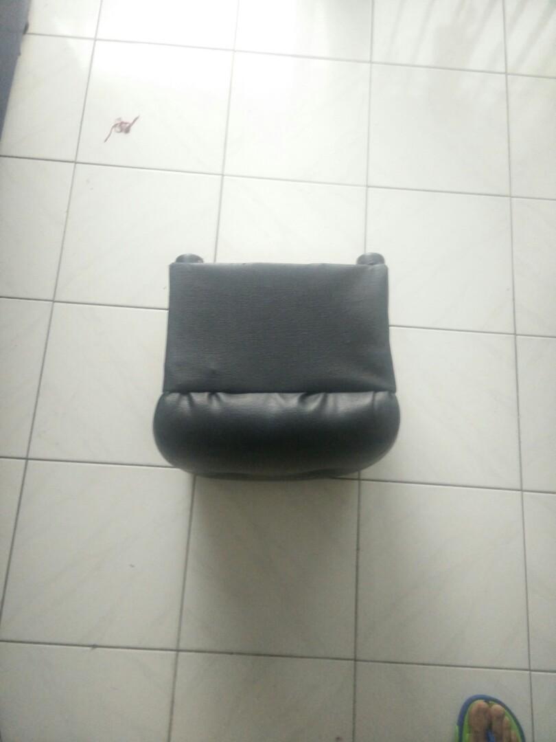 Mini stool (Category: Chairs) located in Kuala Lumpur. Submitted by badi99 (Listing ID 223461528, Image 3). Description: Only rm6.