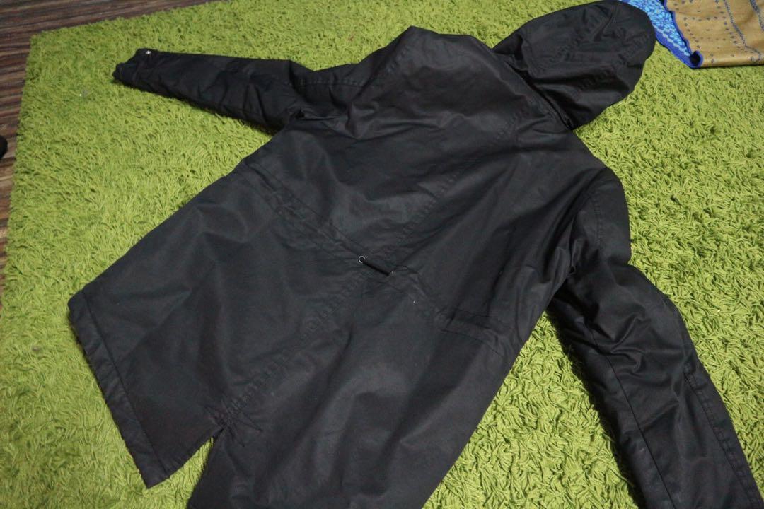 Parka Jacket (Category: Hoodies) located in Petaling Jaya. Submitted by meloliscool (Listing ID 200646846, Image 3). Description: Normal Price RM700+ nak jual RM300 je Condition macam baru Baru pakai sekali. Tak pernah basuh lagi. Warna baju macam baru. Sesuai untuk musim sejuk/salji. Takkan rasa sejuk mengigil. Sangat selesa..