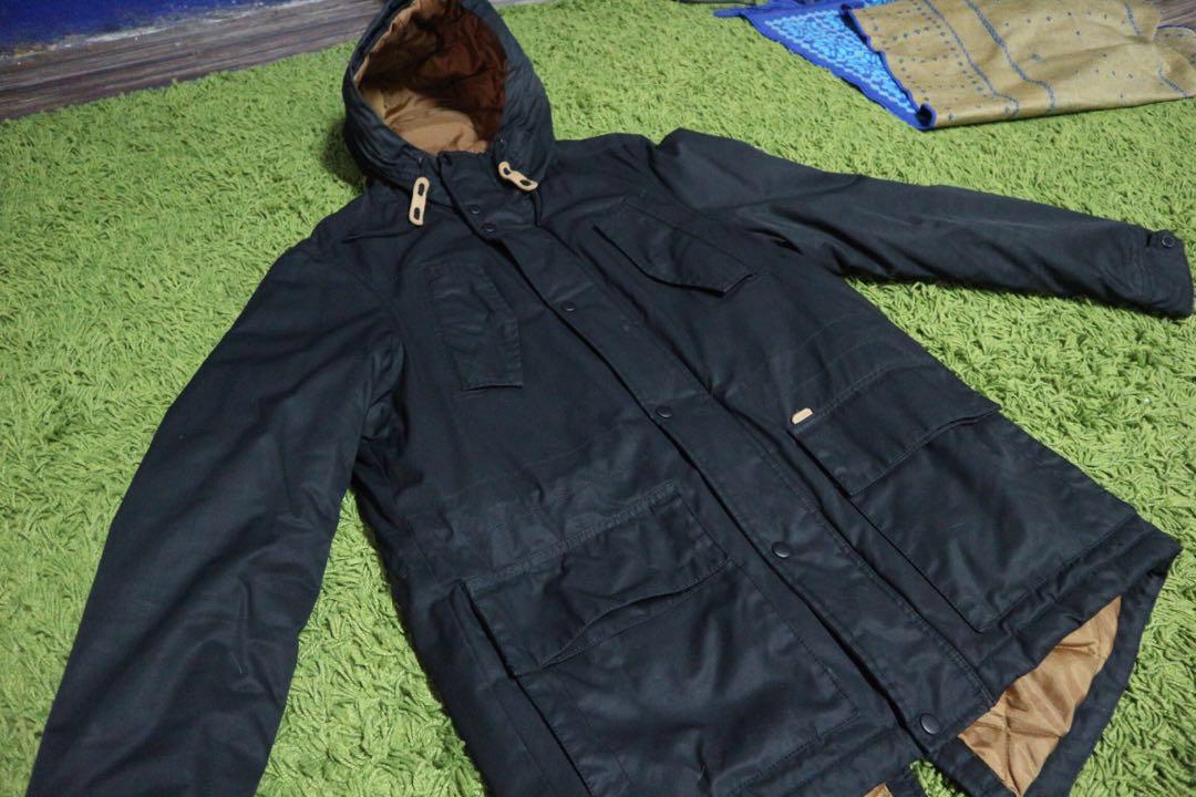 Parka Jacket (Category: Hoodies) located in Petaling Jaya. Submitted by meloliscool (Listing ID 200646846, Image 2). Description: Normal Price RM700+ nak jual RM300 je Condition macam baru Baru pakai sekali. Tak pernah basuh lagi. Warna baju macam baru. Sesuai untuk musim sejuk/salji. Takkan rasa sejuk mengigil. Sangat selesa..