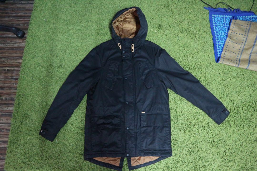 Parka Jacket (Category: Hoodies) located in Petaling Jaya. Submitted by meloliscool (Listing ID 200646846, Image 1). Description: Normal Price RM700+ nak jual RM300 je Condition macam baru Baru pakai sekali. Tak pernah basuh lagi. Warna baju macam baru. Sesuai untuk musim sejuk/salji. Takkan rasa sejuk mengigil. Sangat selesa..