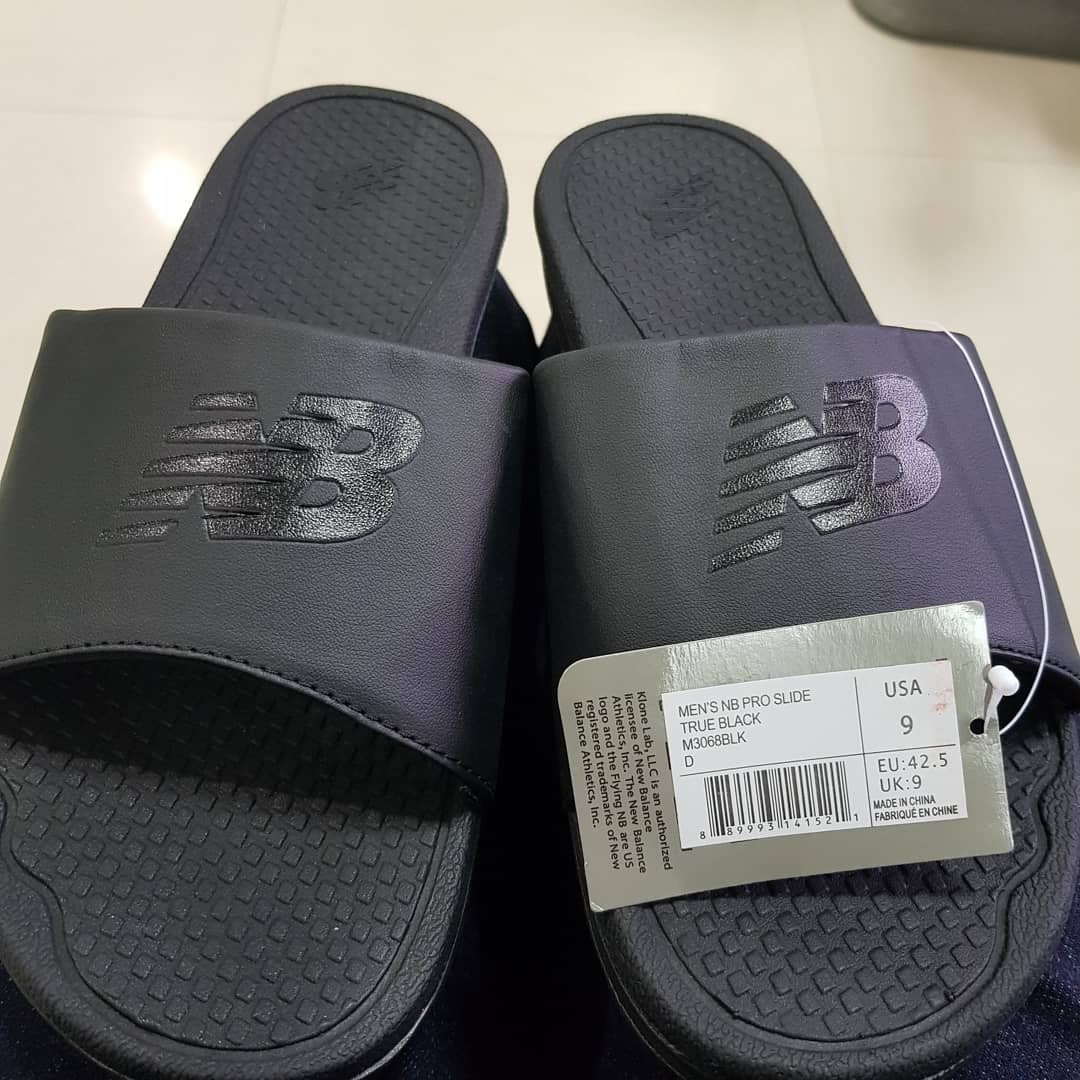 Sandal slip on new balance Fesyen Pria Sepatu Sandal di Carousell