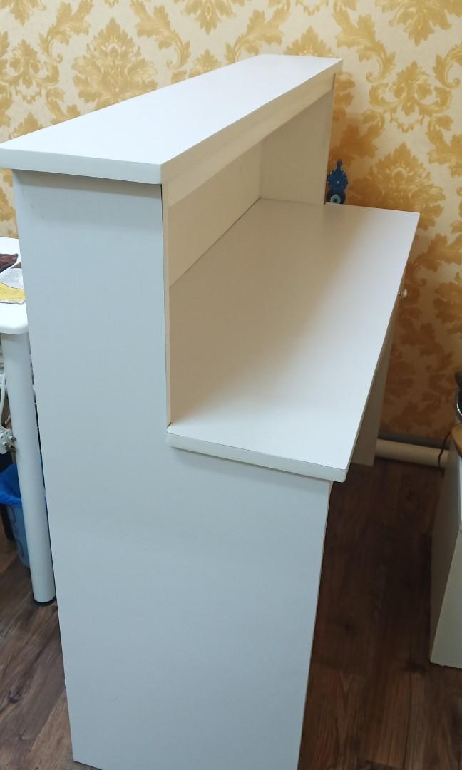 Cashier counter (Category: Shelves, Cabinets & Racks) located in Sepang. Submitted by fakrulrazi3770 (Listing ID 223565315, Image 1). Description: 4 feet panjang Lebar 16 inci Tinggi 44 inci.