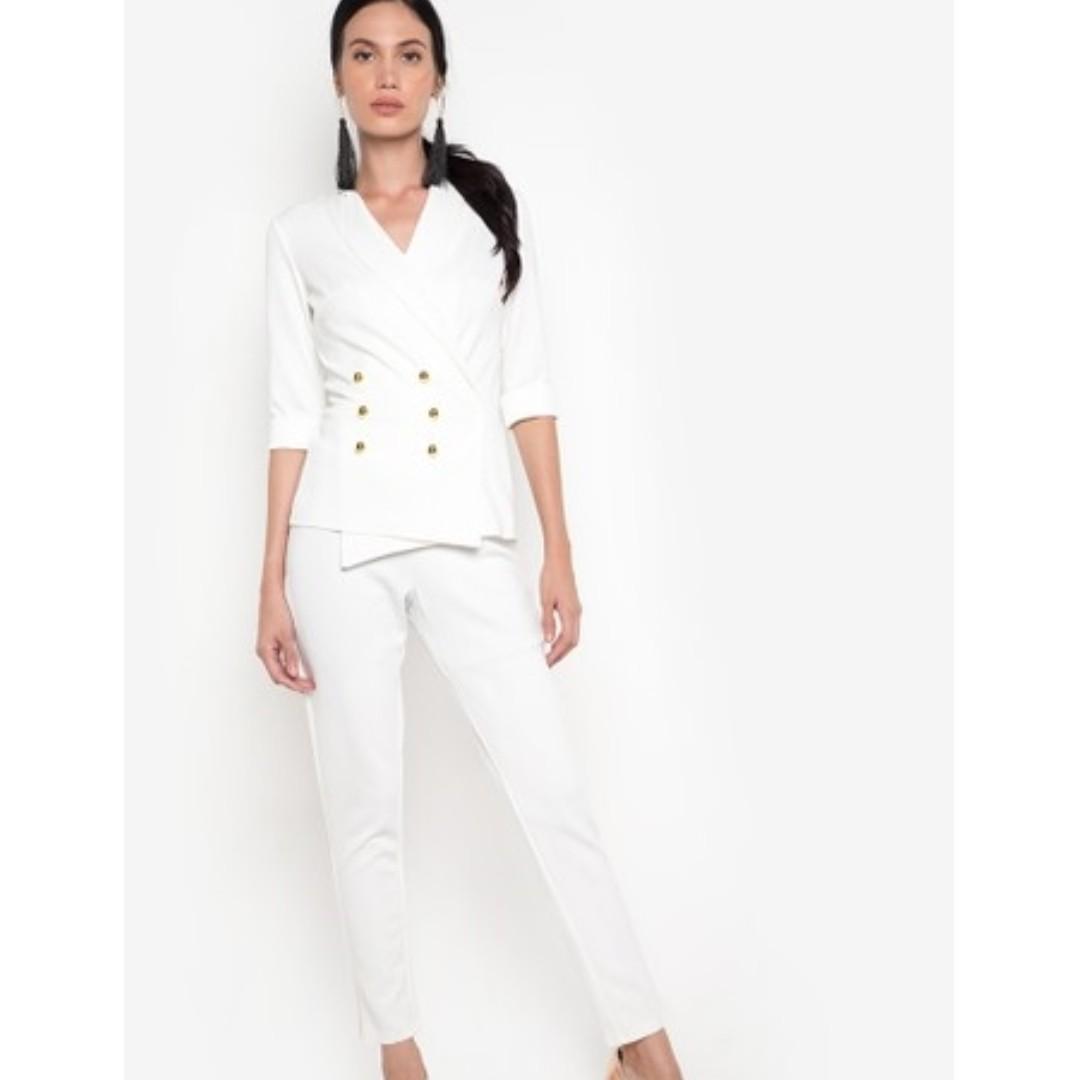 FOR RENT: APARTMENT 8 WHITE PANTSUIT (Category: Sets or Coordinates) located in La Trinidad. Submitted by page__three (Listing ID 223561454, Image 2). Description: FOR RENT: APARTMENT 8 WHITE PANTSUIT PHP750 for 3 days (I would appreciate it if it would be returned clean/washed.) Used for a few times. Color: Apartment 8 says it's white but it's more of off-white or white going to a cream color. 100% exactly same in photo. Perfectly fits people wh