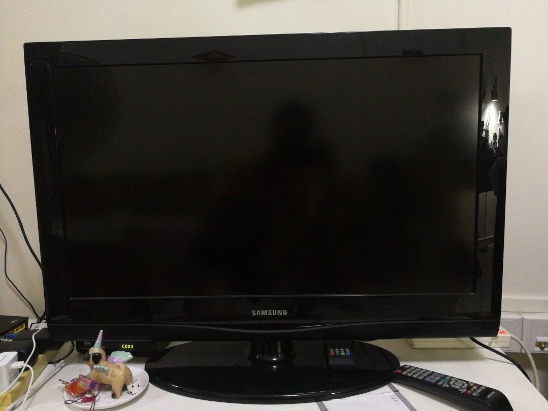 Samsung 32' LCD (Model LA32C350D1), TV & Home Appliances, TV