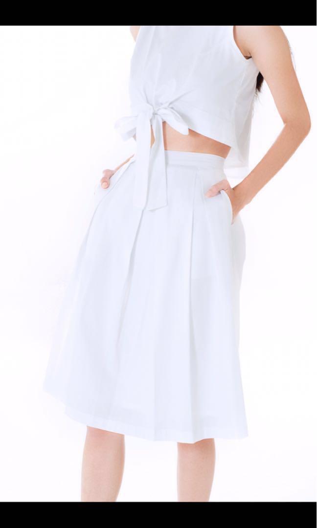 Weave White midi Skirt (Category: Skirts) located in Manila. Submitted by arquila (Listing ID 222829450, Image 2). Description: Weave A-line skirt Used twice MOP: BDO/BPI or remmittance Meetup/Grab/Lalamove/LBC Shipping Fee c/o the buyer .