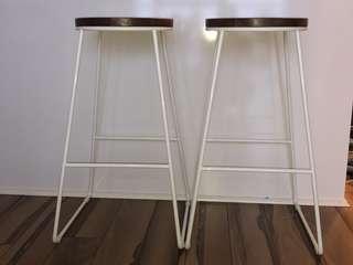 2 like-new stools white/woods