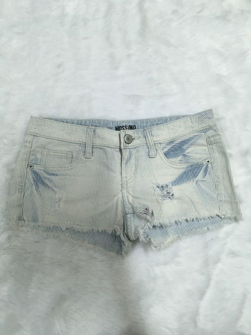 Acid washed short (Category: Jeans) located in Makati City. Submitted by dnccc (Listing ID 223274757, Image 1). Description: .