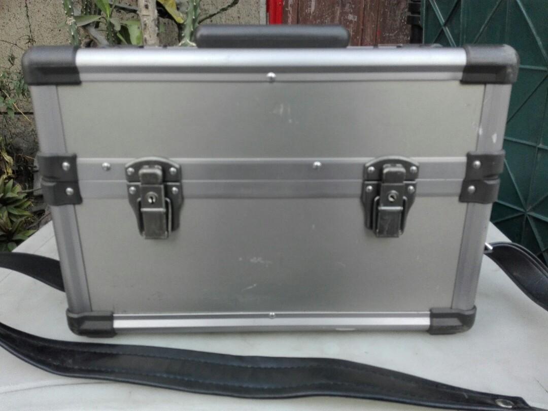 Hakuba aluminum camera case and gadget (Category: Other Photography Accessories) located in Malabon City. Submitted by immortalpicker (Listing ID 223670608, Image 2). Description: Hakuba fx aluminum camera case H=10 inches L= 14 32 W=8 inches With scratch no key Made in japan I'm not always online you can text or call me if you are interested at 09228487178.