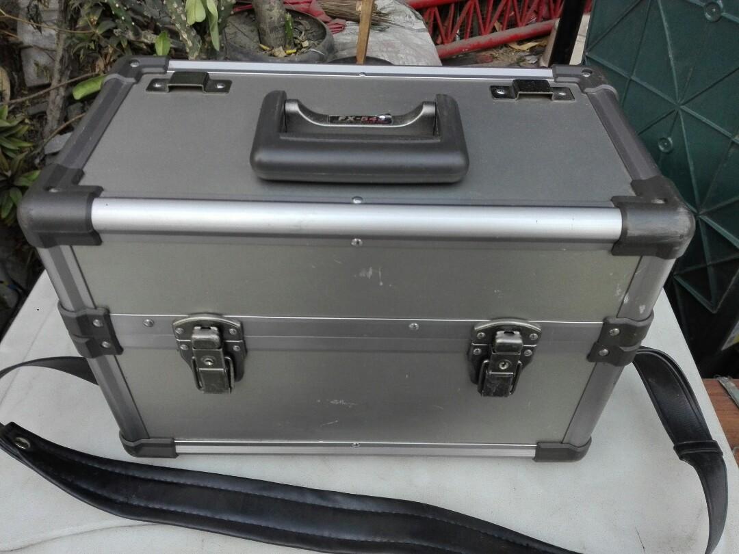 Hakuba aluminum camera case and gadget (Category: Other Photography Accessories) located in Malabon City. Submitted by immortalpicker (Listing ID 223670608, Image 1). Description: Hakuba fx aluminum camera case H=10 inches L= 14 32 W=8 inches With scratch no key Made in japan I'm not always online you can text or call me if you are interested at 09228487178.
