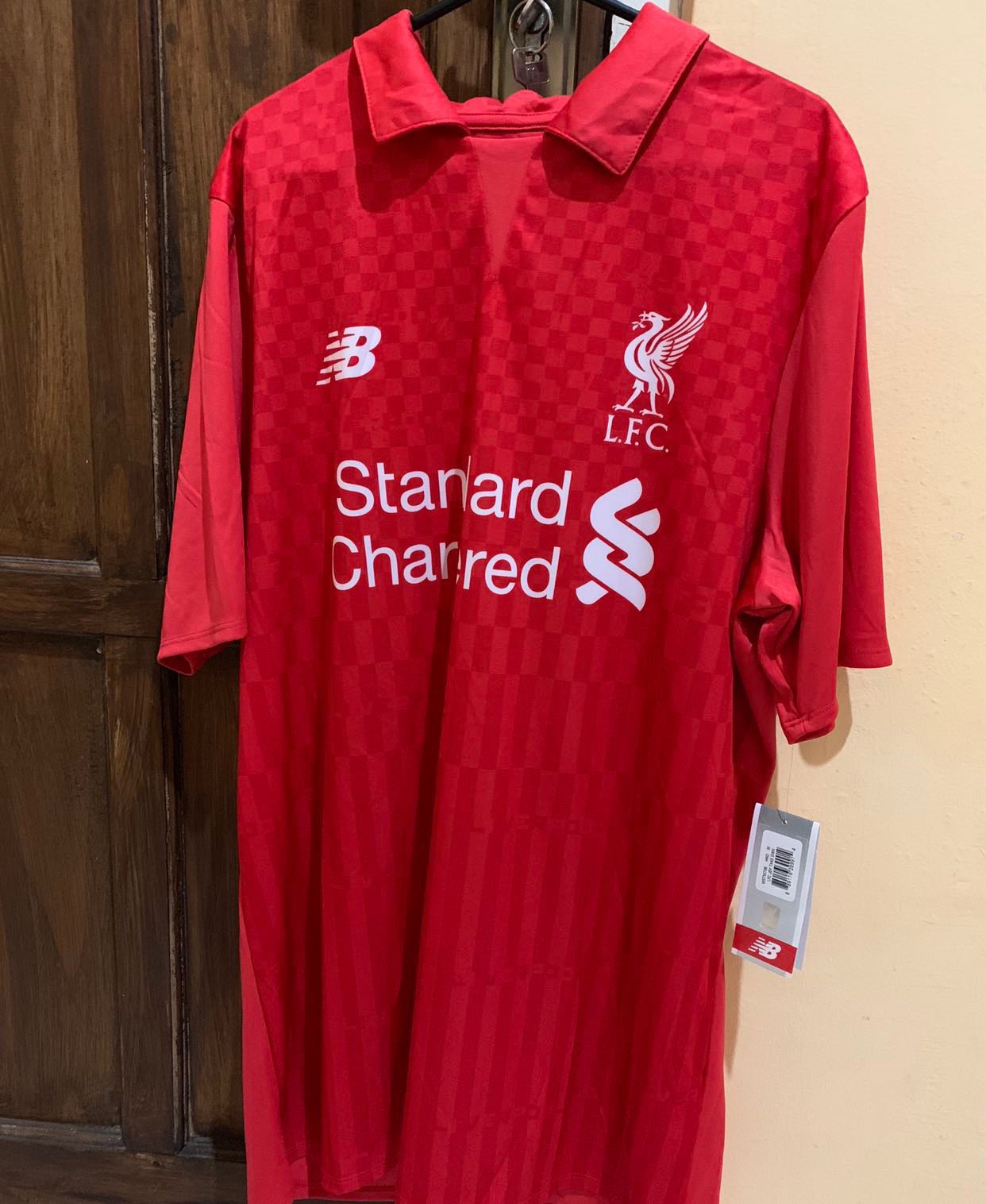Jersey kerah Liverpool new balance Fesyen Pria Pakaian Atasan