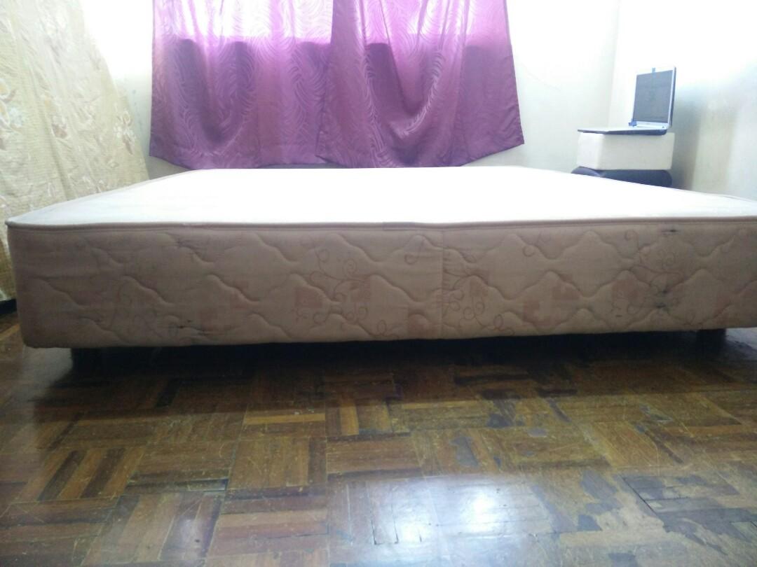 Queen bed base (Category: Bed Frames & Mattresses) located in Kuala Lumpur. Submitted by badi99 (Listing ID 223729482, Image 1). Description: Offer! 300 with the mattress, 530 with the wardrobe Pickup today, we help u carry dwn.