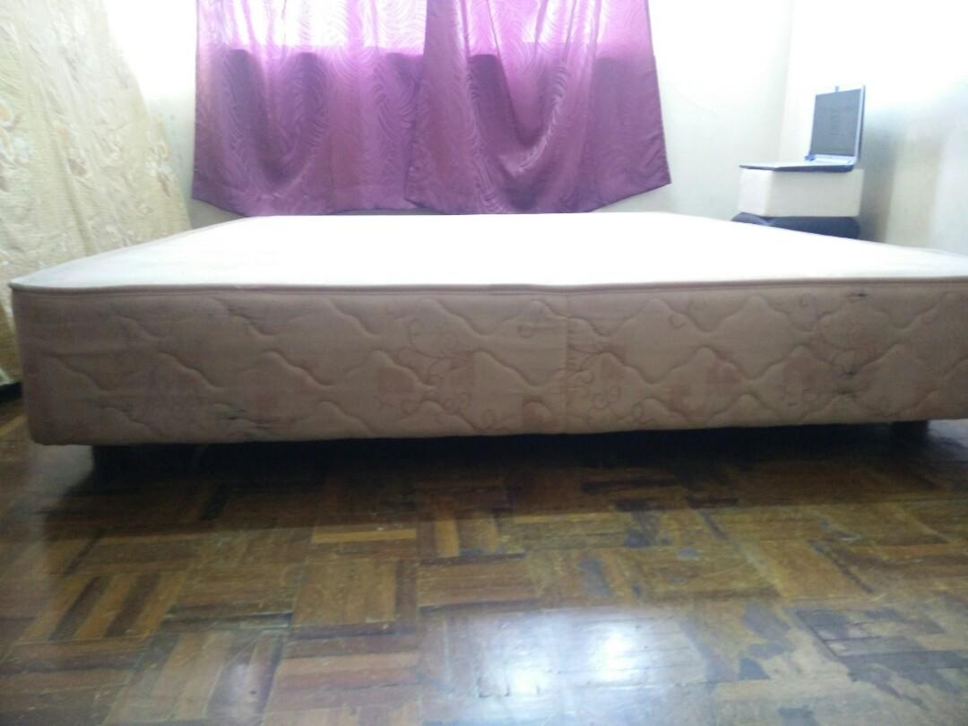 Queen bed base (Category: Bed Frames & Mattresses) located in Kuala Lumpur. Submitted by badi99 (Listing ID 223729482, Image 3). Description: Offer! 300 with the mattress, 530 with the wardrobe Pickup today, we help u carry dwn.