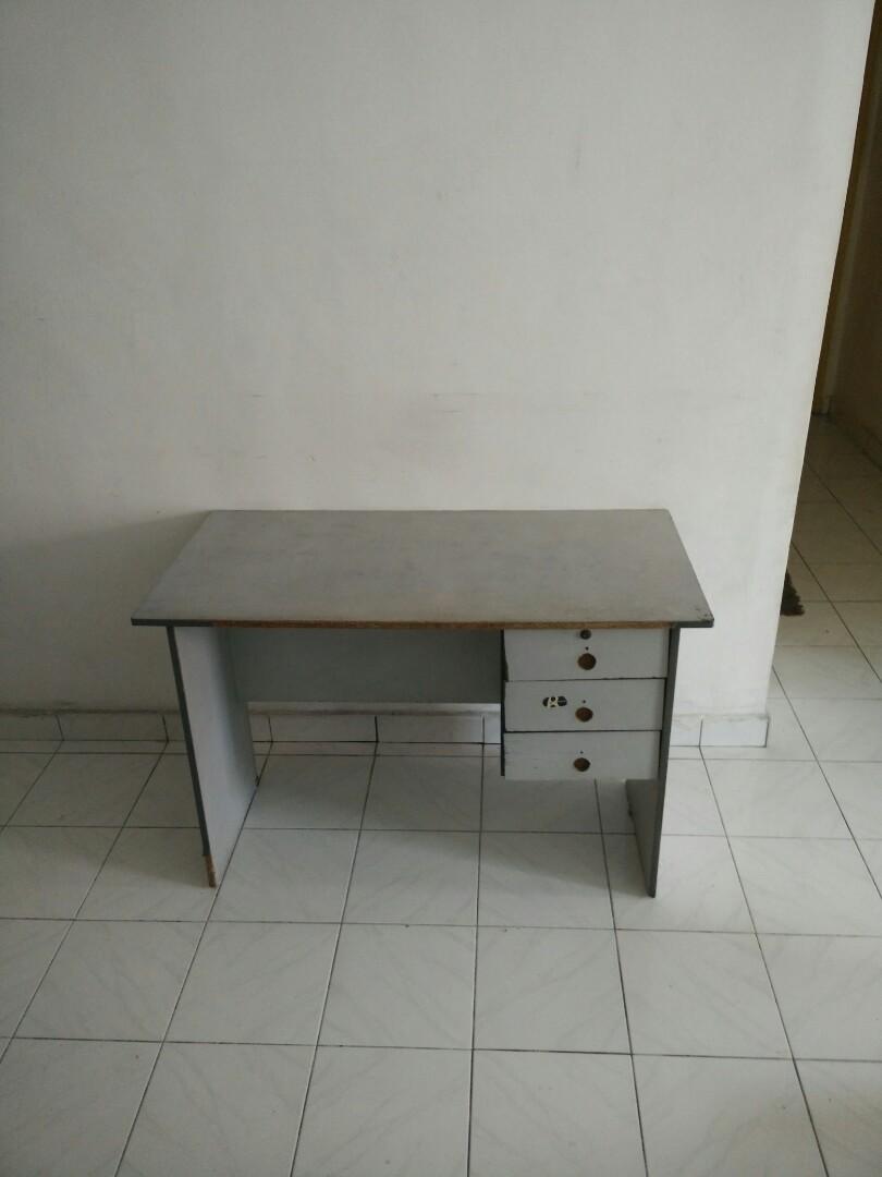 Study Table (Category: Tables & Sets) located in Kuala Lumpur. Submitted by badi99 (Listing ID 223727779, Image 3). Description: H 71.5cm x W 58cm x L 123 cm Pick up today Conditions as in the pics, table stand still.