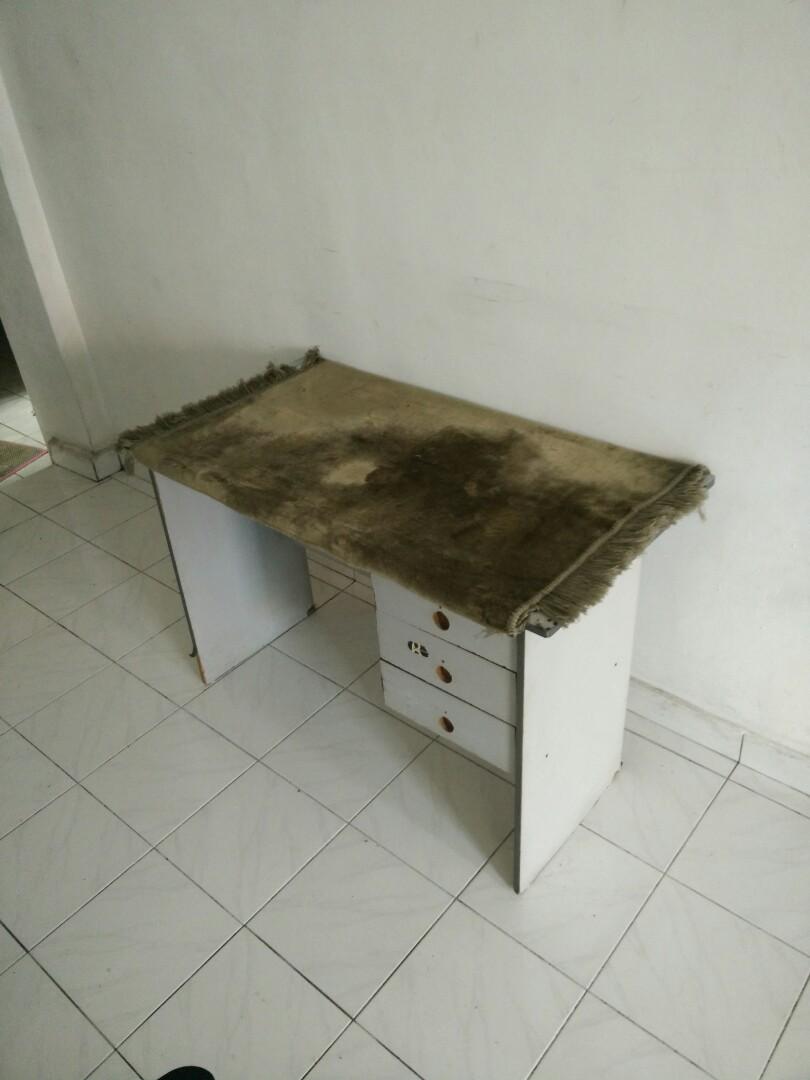Study Table (Category: Tables & Sets) located in Kuala Lumpur. Submitted by badi99 (Listing ID 223727779, Image 1). Description: H 71.5cm x W 58cm x L 123 cm Pick up today Conditions as in the pics, table stand still.